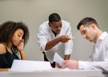 Los 3 riesgos psicosociales que debes incluir en tu evaluación de riesgos