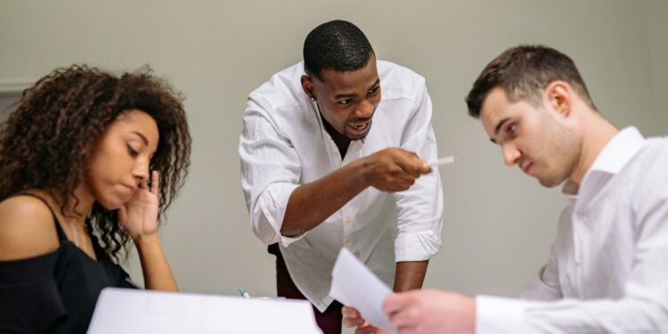 Los 3 riesgos psicosociales que debes incluir en tu evaluación de riesgos